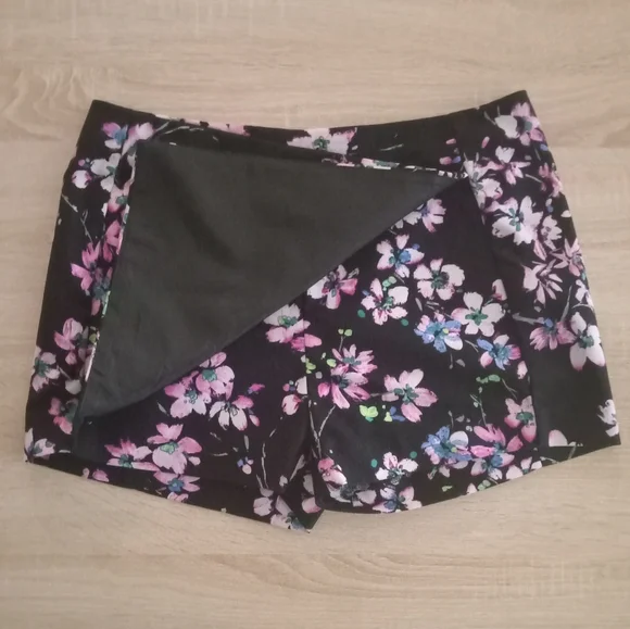 Floral Black Women's Shorts - Picture 6 of 9